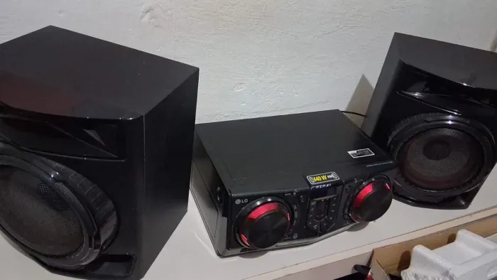 Caixa de som semi-novo completo funcionando perfeitamente . Dispenso curiosos 
