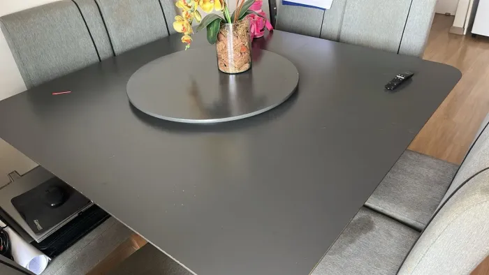 Mesa com tampo giratório 