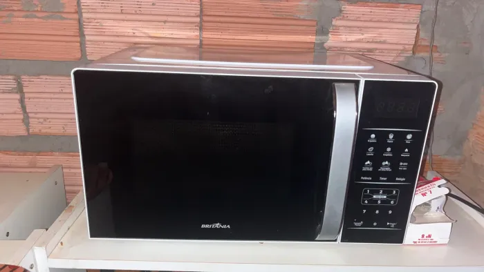Vendo microondas Britânia semi novo 20 litros