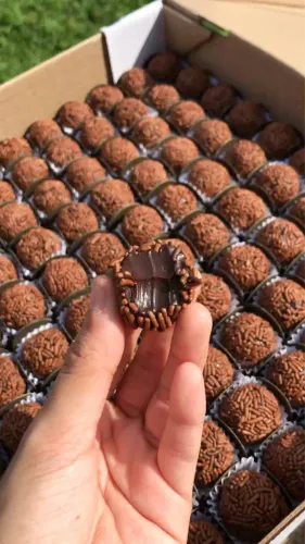 Venda de bolo na marmita e doces para festas 