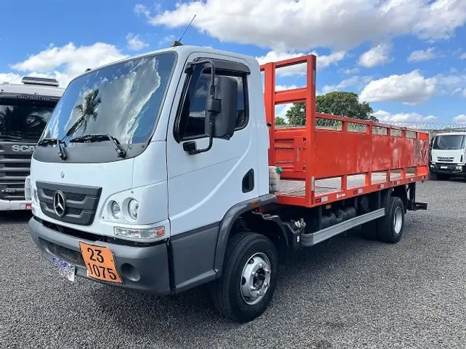 MB Accelo 1016 2019 Gaiola de oxigenio/gás com plataforma elevatoria em excelente estado