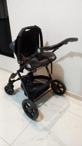 Carrinho de bebê 3 em 1 semi novo