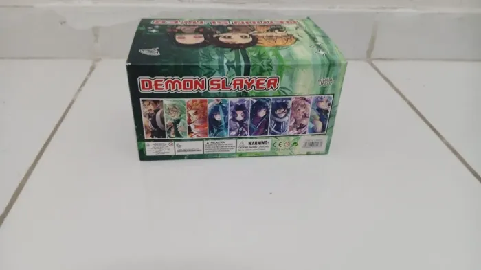 Caixa surpresa de personagens de Demon Slayer.