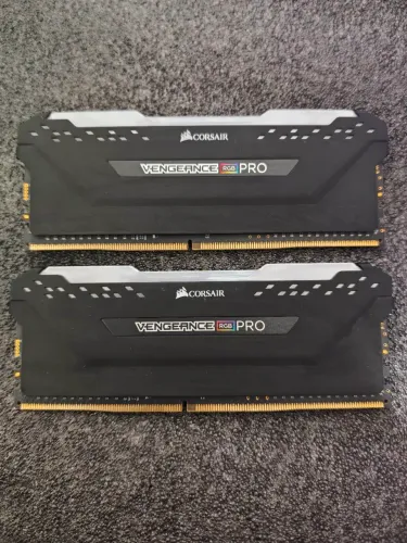 Memória RAM 16GB (2x8GB) Corsair Vengeance RGB PRO DDR4 3200MHz CL16 - Excelente Estado