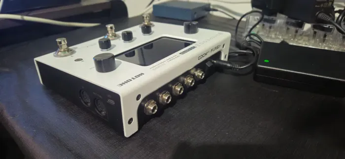 Pedaleira Hotone Ampero II Stomp com presets premium
