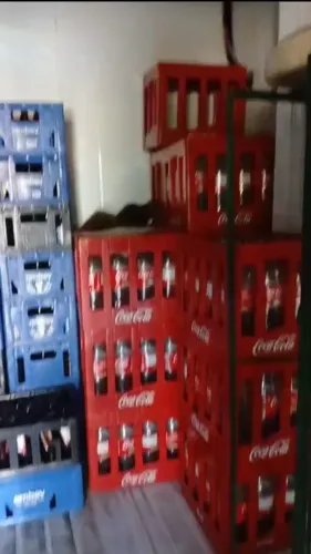 Vendo Vasilhame de coca cola  tenho 40 caixa.<br>Tenho 50 caixa  de litrinho barrigudinho.
