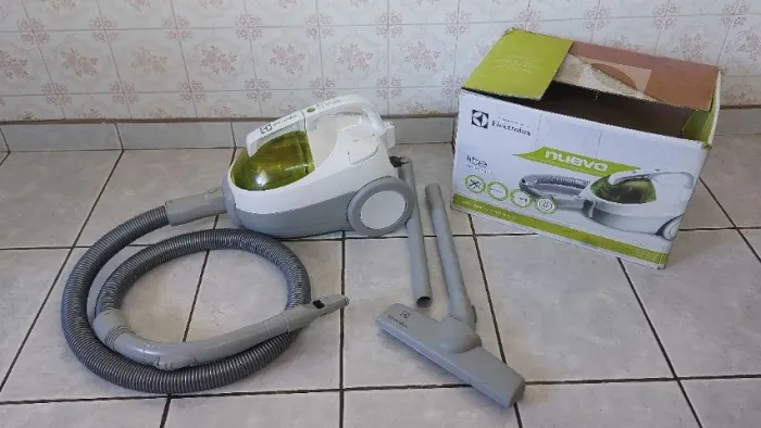 Aspirador de pó Electrolux Lite11- 1.400w  - Com filtro Hepa reutilizável - ac. cartão