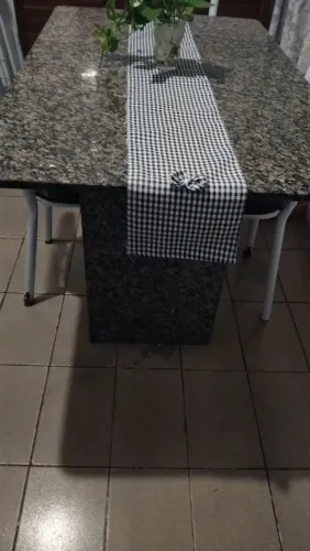 Vendo mesa de mármore com 4 cadeiras!