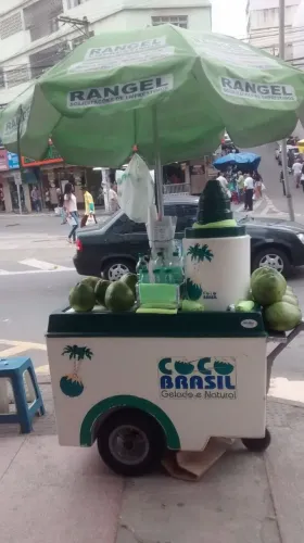 Carrinho de água de côco, no ponto de trabalho. 