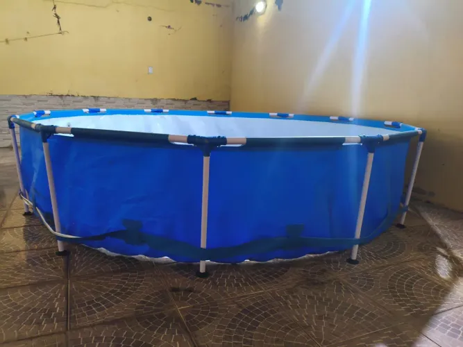 Piscina de 6.300 litros seminova