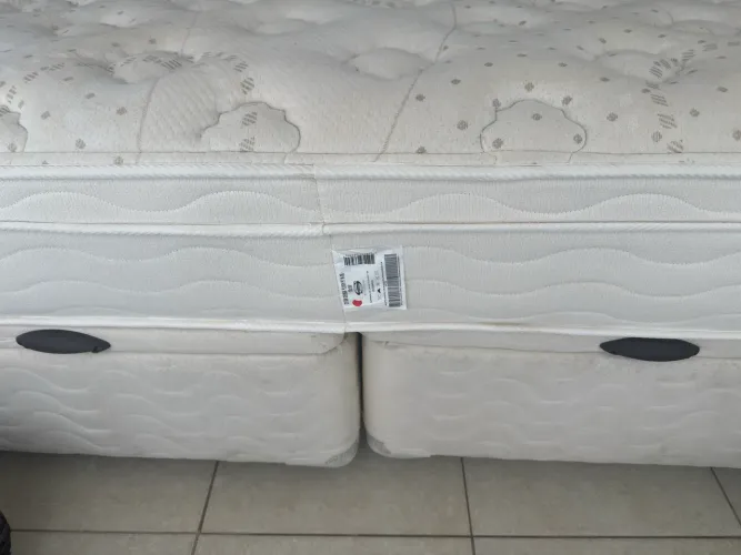 Cama Queen box baú colchão Simmons medindo 2,0 x 1,60.