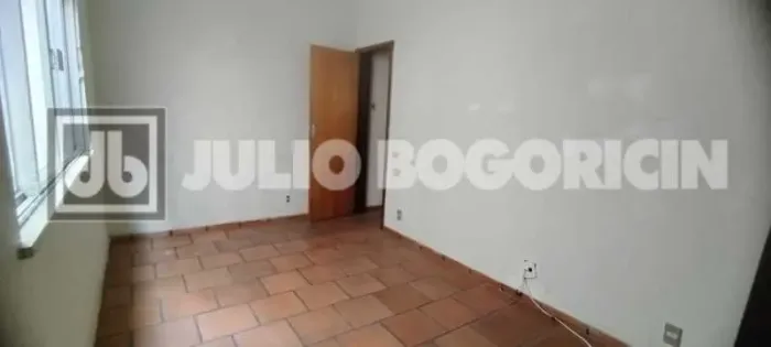 Excelente casa em condomínio, 2 quartos, vaga de garagem. Portaria 24 horas e interfone. O