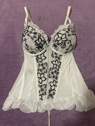 Lingerie corselet corset branca e preta com detalhes florais