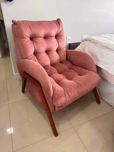 Poltrona rosê em veludo estofada