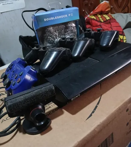 PS3 SUPER SLIM + 5 CONTROLES + 1.000 JOGOS + Câmera