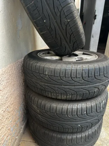 Vendo jogo de rodas aro 14 pneu Pirelli