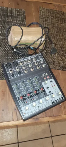 Mesa de som Behringer