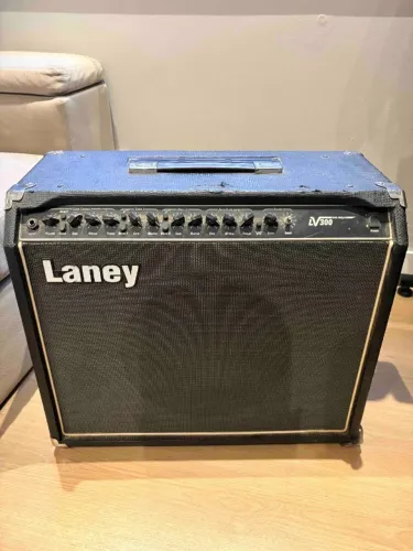 Dois amplificadores de guitarra (Laney LV300 e AcedoAudio 276 6W valvulado)