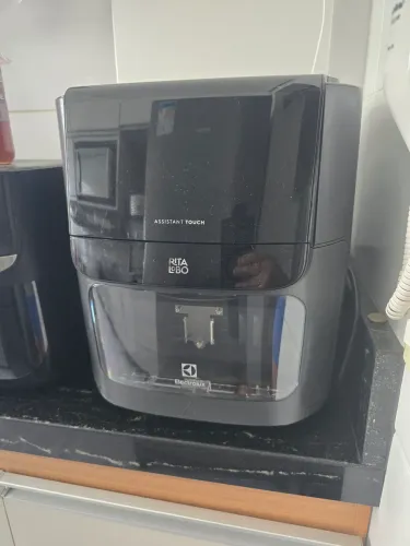 Air fryer Eletrolux 12L digital na cor grafite, 1700w, 110 volts.