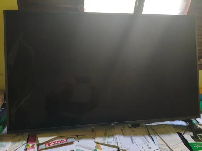 TV LG 55? Smart TV 4K - Modelo 55UN7310PSC - Tela Trincada