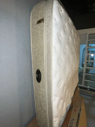 Colchão Queen Simmons Beautyrest Houston Premium Top Visco - Ótimo Estado