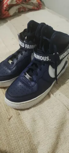 Tênis estilo Nike Air Force 1 High World Famous tamanho 42. Cor navy blue (azul-marinho).