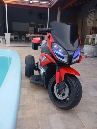 Moto elétrica infantil semi-nova
