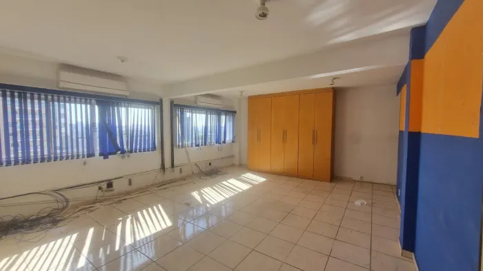 Sala comercial para venda ou locação com 83m2 e vaga de garagem - R$ 400.000,00 ou R$ 3.00