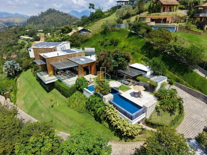 Casa de Alto Padrão com 4 Suítes, Projeto Assinado e Integração com a Natureza em Itaipava