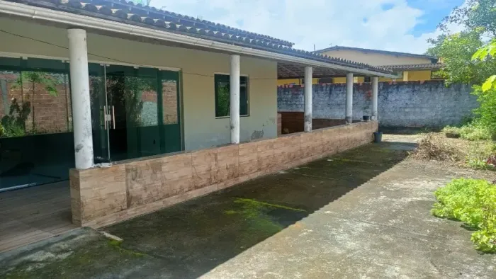 Excelente casa em Camaçari 3/4 com suite um banheiro social com pes de frutas.