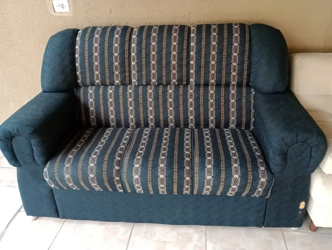 Sofá usado (possui um pequeno furo)