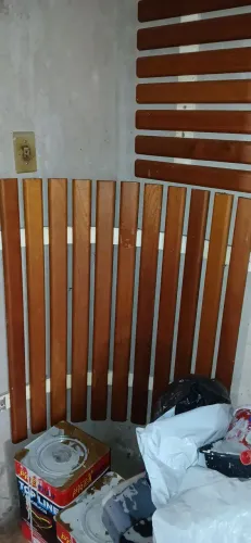 Painel de madeira evernizado