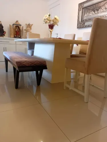 Mesa de jantar e cadeiras