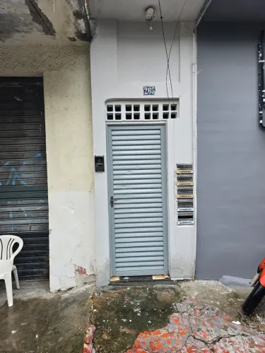 Kitnet , sala cozinha e suíte, bem localizada 