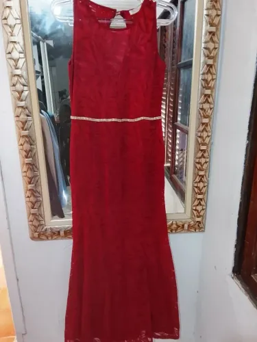 Vestido festa lindíssimo cor Marsala com cinto fixo de strass.