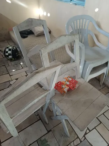 3 cadeiras e 3 lâmpadas