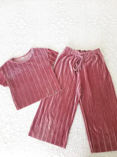 Conjunto Kids veludo. Na cor Rosé. Veste tamanho 10 ou 12 anos.