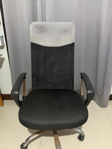 Cadeira de escritório giratória preta