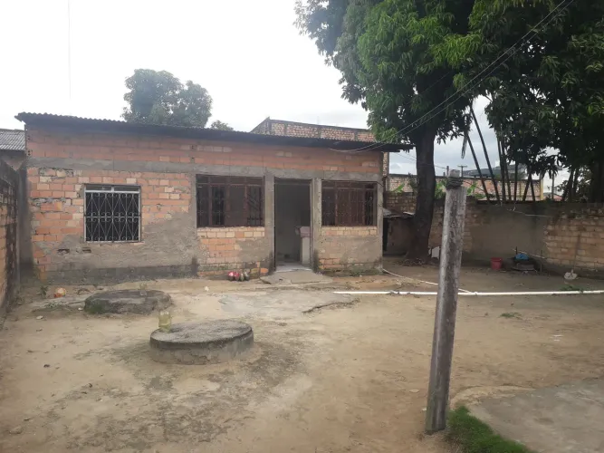 Alugo uma casa.