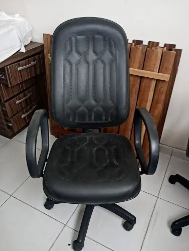 Vendo cadeiras e móveis pra escritório