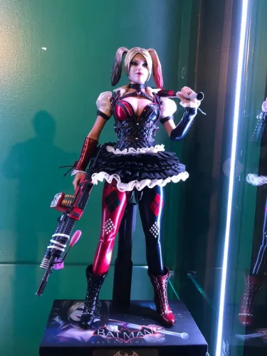 Arlequina (Harley Quinn) Batman Arkham knight - Hot toys