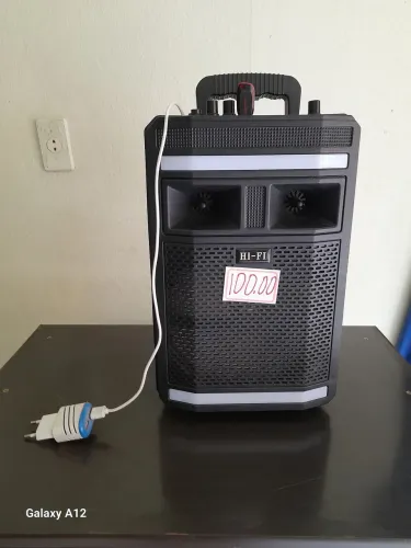 Caixinha com Bluetooth e karaoke com microfone.