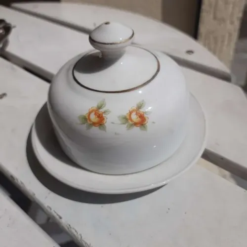 Manteigueira antiga em porcelana Mauá