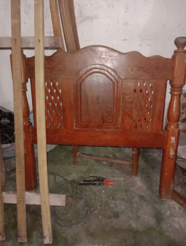 Cama de madeira de lei