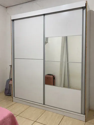 Guarda roupa de casal ou solteiro grande com espelho