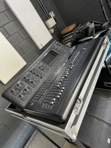 MESA DE SOM DIGITAL MIDAS M32 LIVE COM HARDCASE - IMPECÁVEL