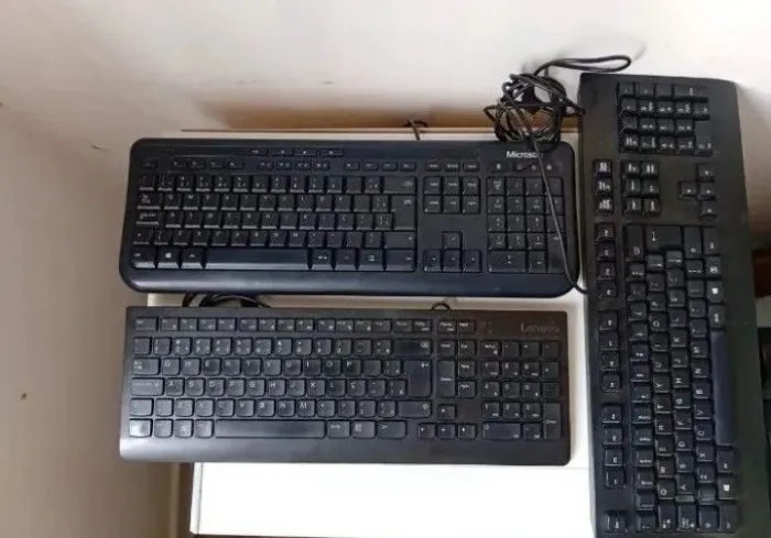 Kit de Teclados com fio USB Usados - 2 Lenovo  mais 1 Microsoft Usado 
