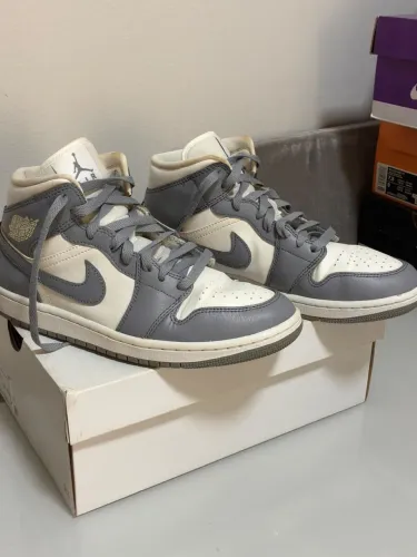 Air Jordan 1 Mid na colorway "Stealth"