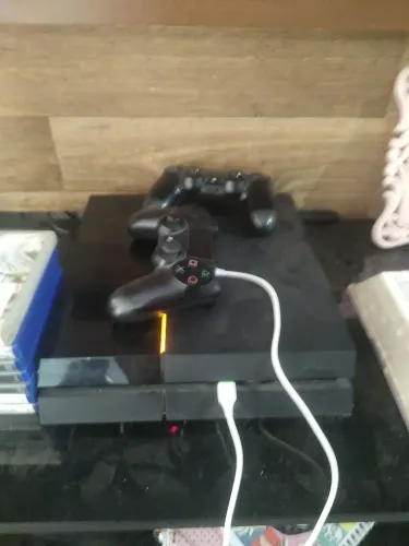 Vendo PS4 COM 2 CONTROLES 7 JOGOS