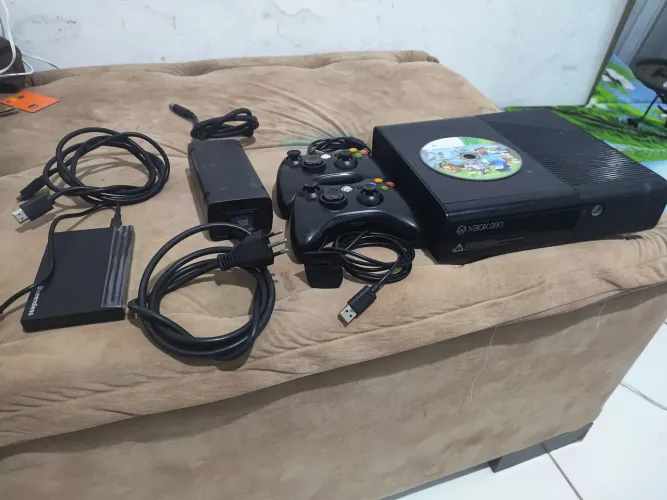 Xbox 360 super slin com HD de 31 jogos.